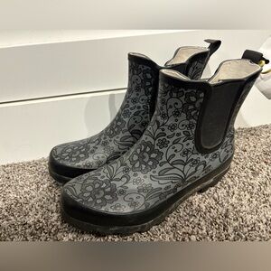 Western Chief Women’s Gray with Black Floral Patterned Chelsea Ankle Boot Size 6